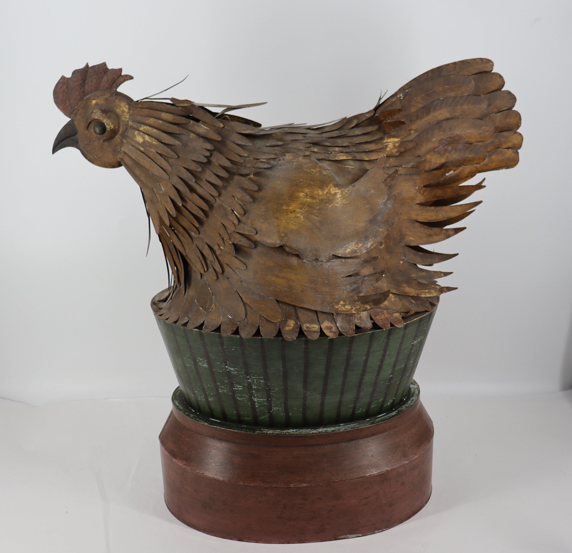 ANTIQUE TOLE METAL HEN ON NEST  3b96b5