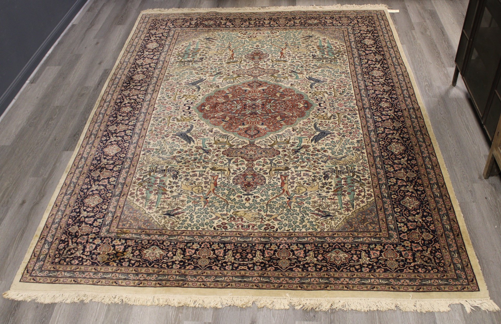 VINTAGE AND FINELY HAND WOVEN CARPET  3b970e