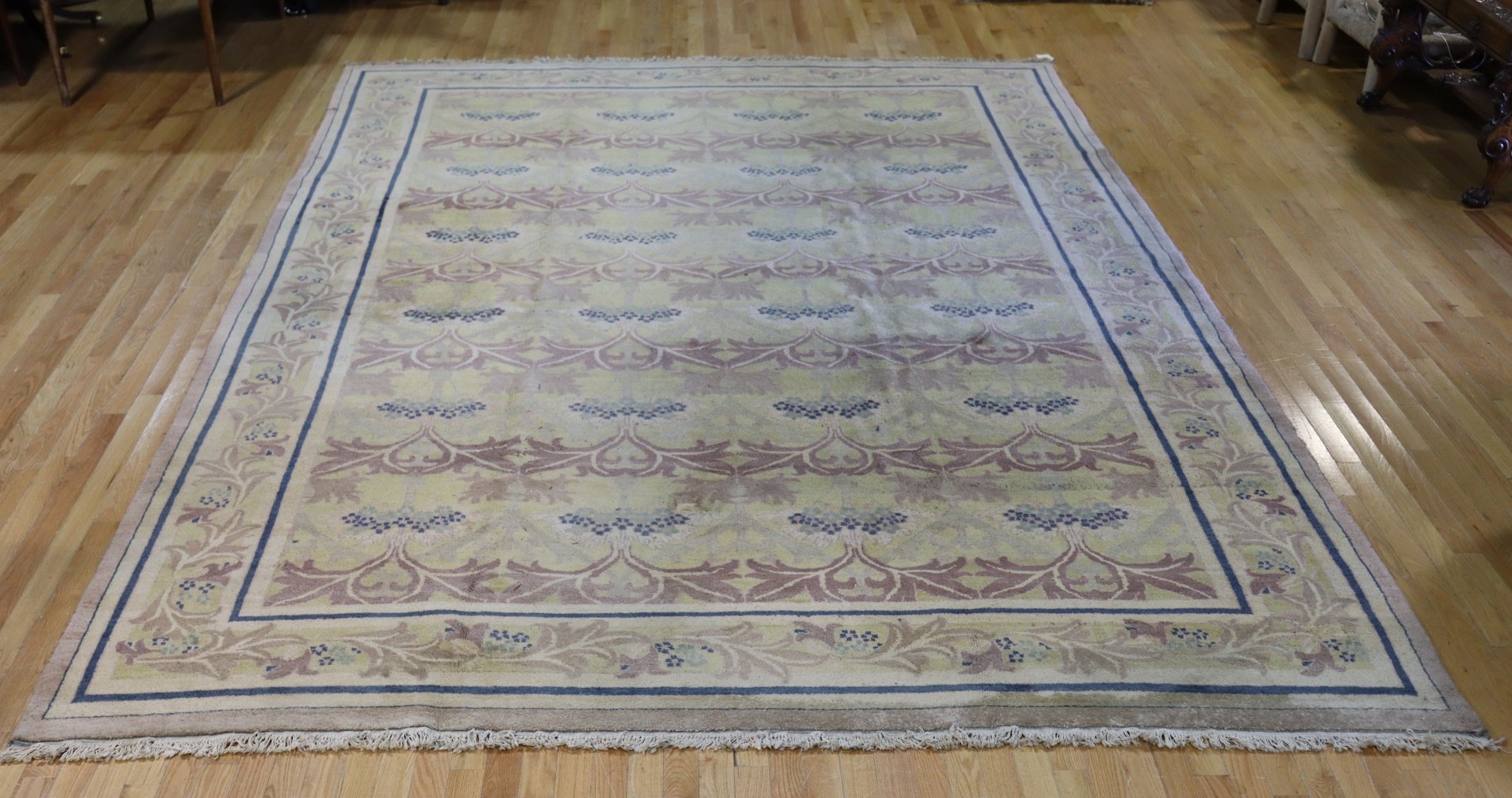 VINTAGE AND FINELY HAND WOVEN CARPET  3b972b