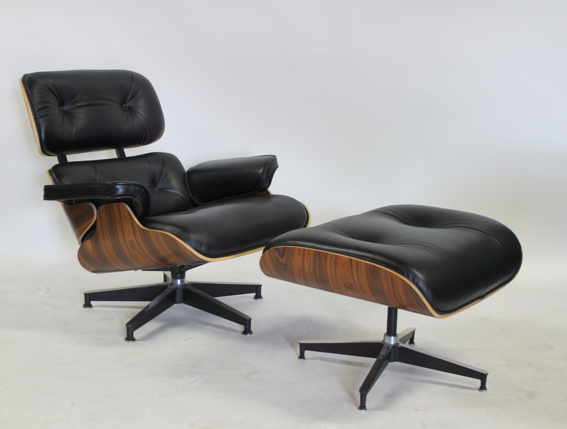 EAMES STYLE LOUNGE CHAIR AND OTTOMAN  3b976d