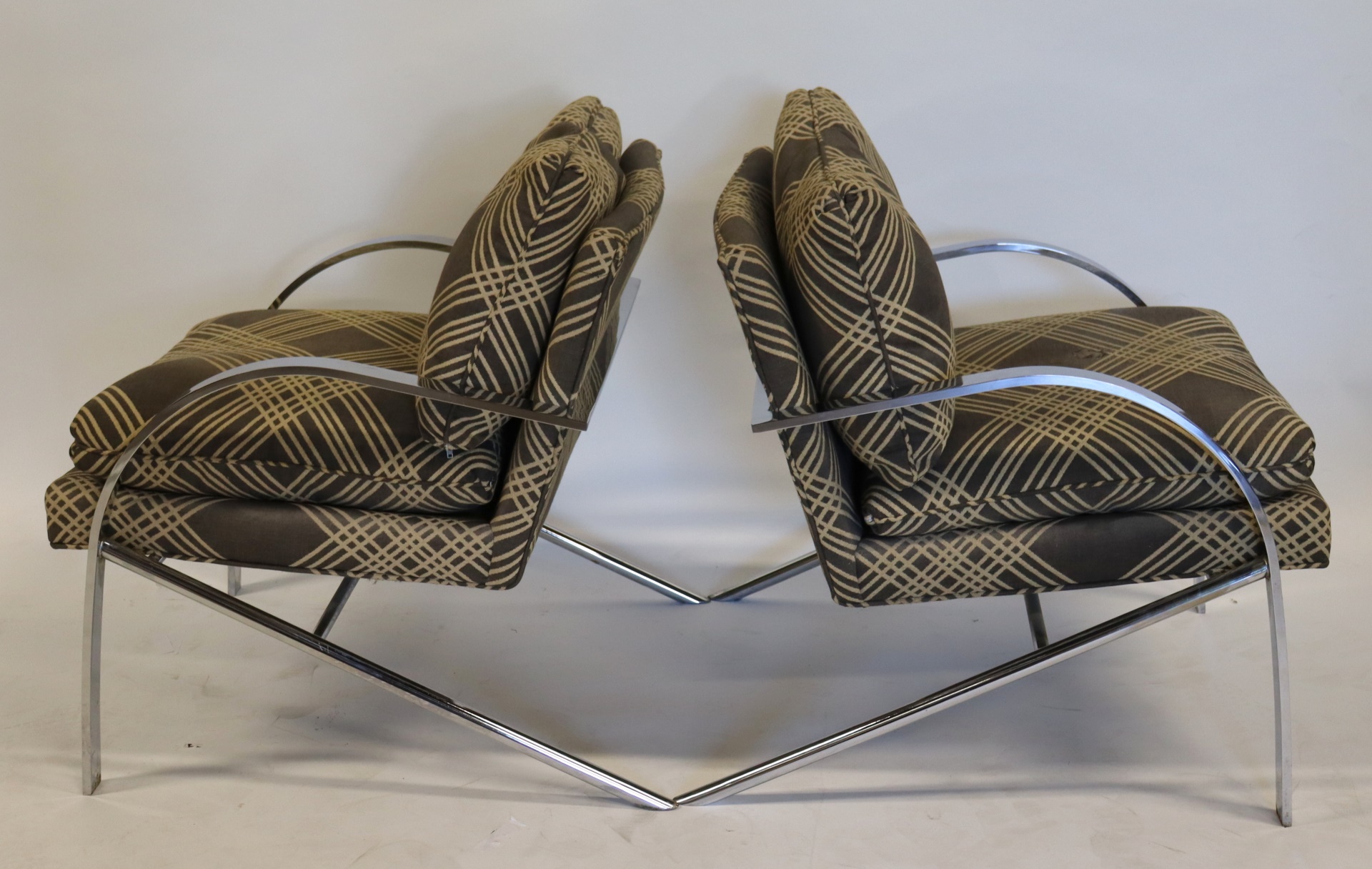 MIDCENTURY PAIR OF CHROME ARMCHAIRS.