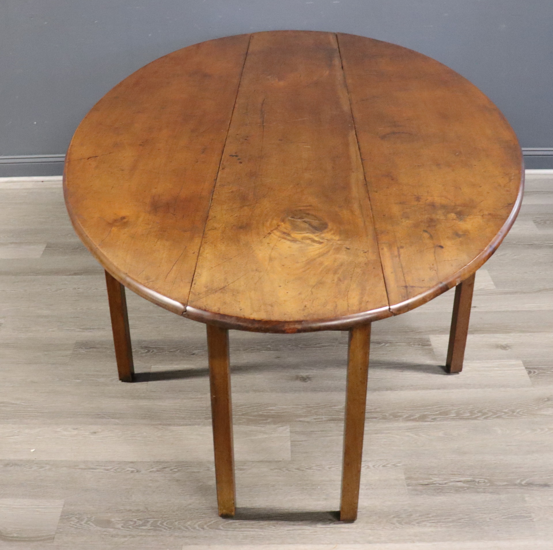 ANTIQUE DROP LEAF HUNT TABLE. A