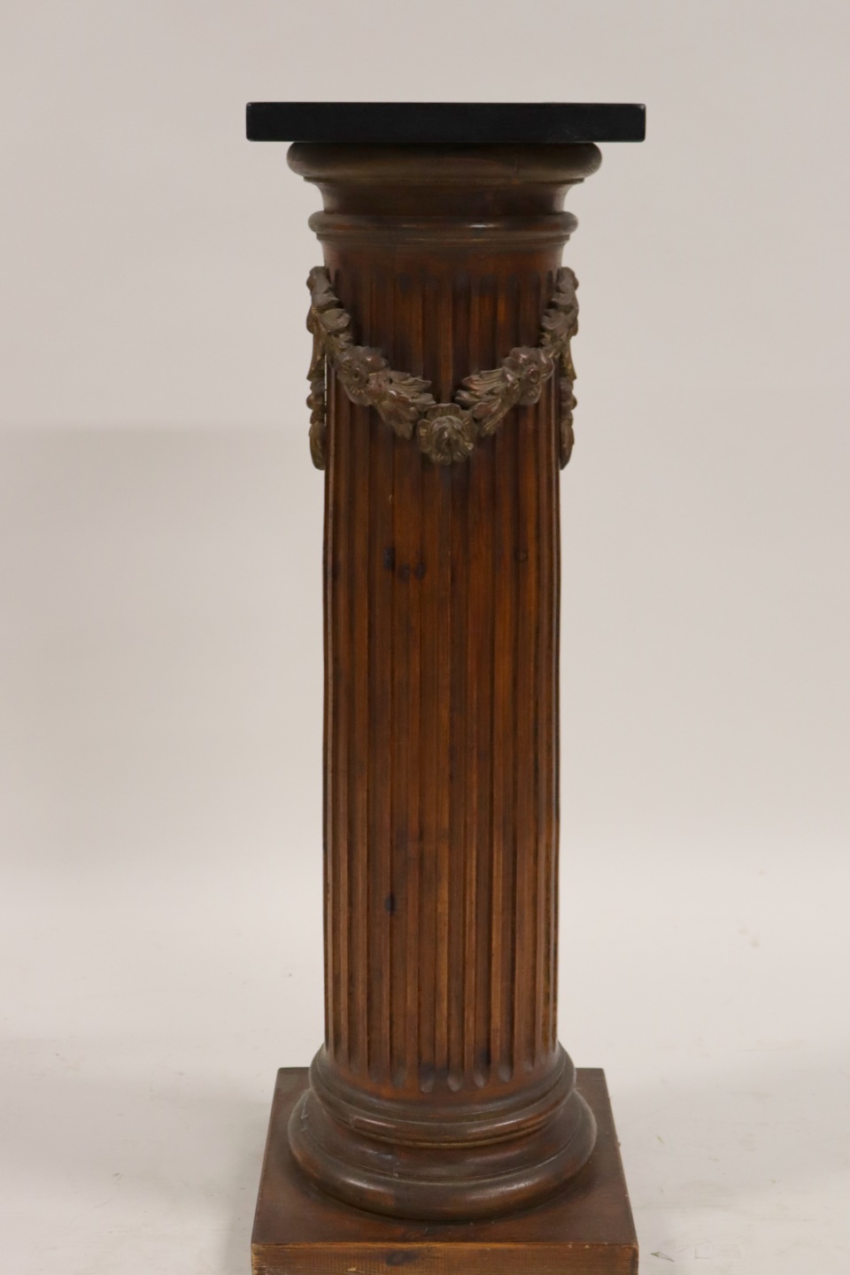 ANTIQUE CARVED FLUTED WOOD PEDESTAL  3b983c