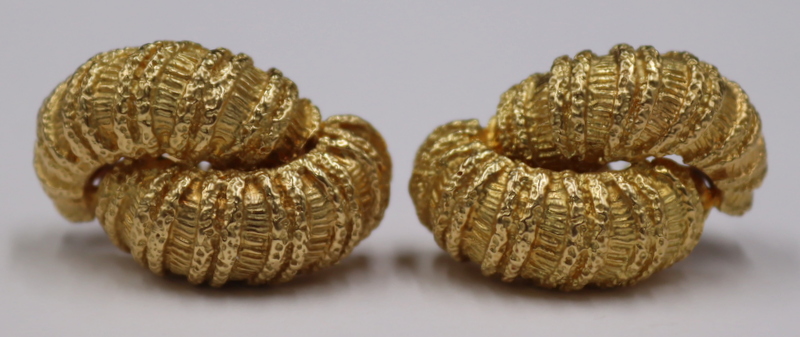 JEWELRY. 18KT GOLD RIBBED EAR CLIPS.