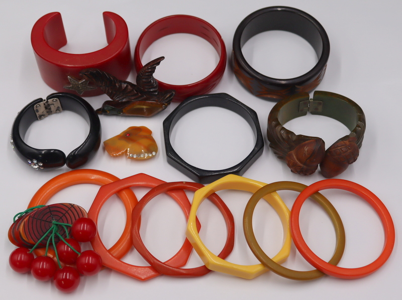 JEWELRY. ASSORTED VINTAGE BAKELITE