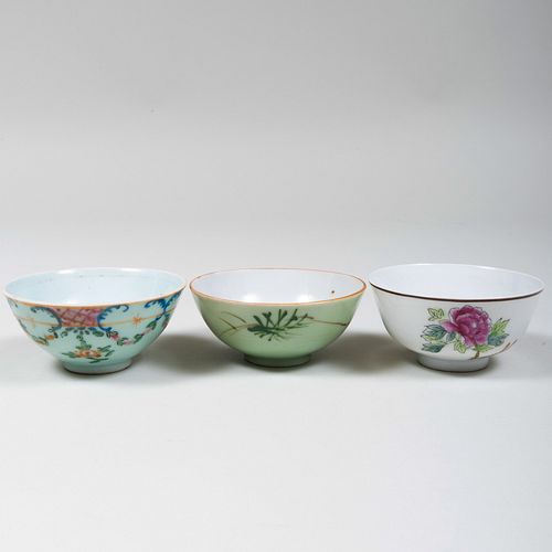 THREE CHINESE PORCELAIN SMALL BOWLSComprising A 3b99a4