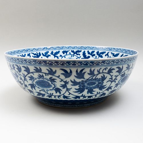 LARGE CHINESE BLUE AND WHITE PORCELAIN