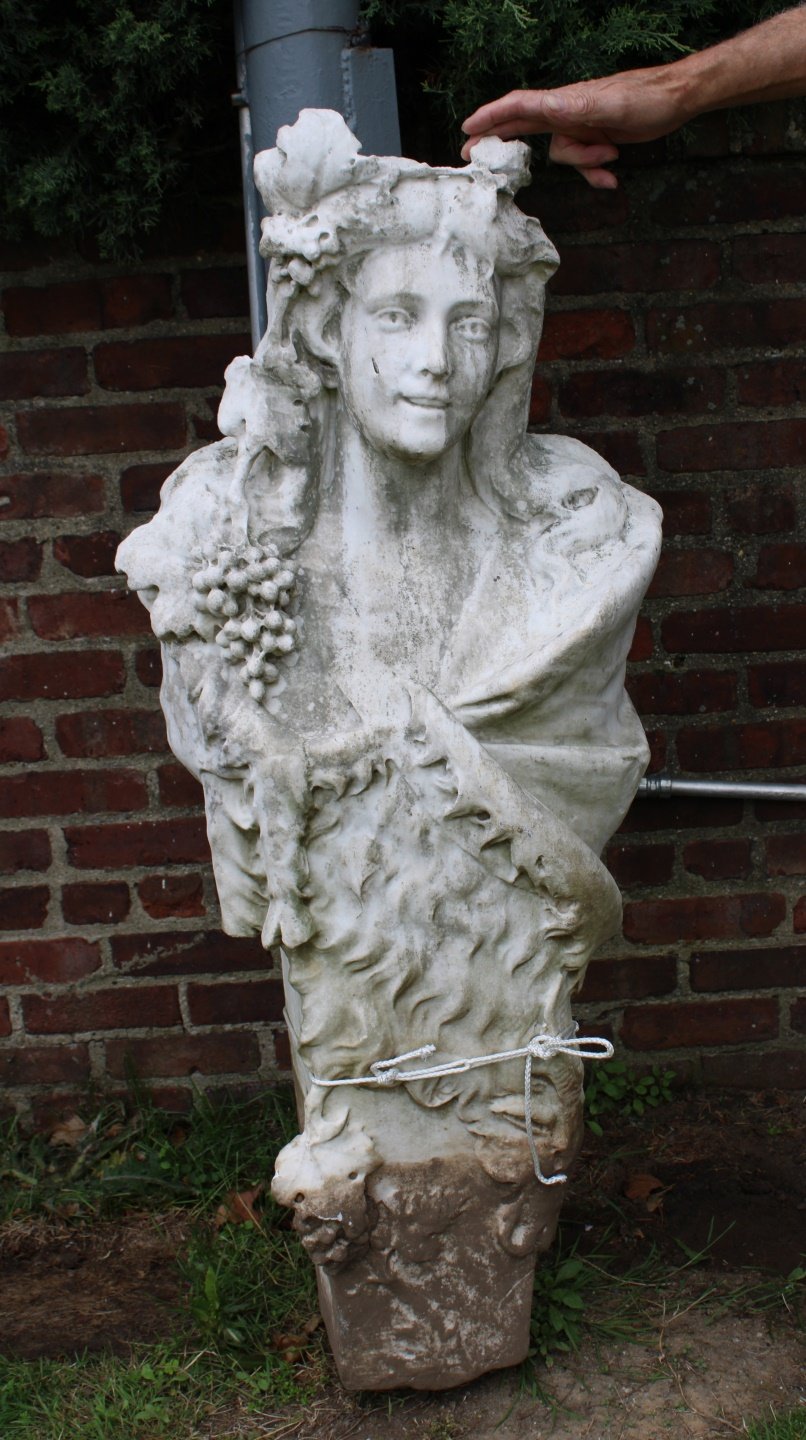 AN ANTIQUE AND LARGE MARBLE SCULPTURE