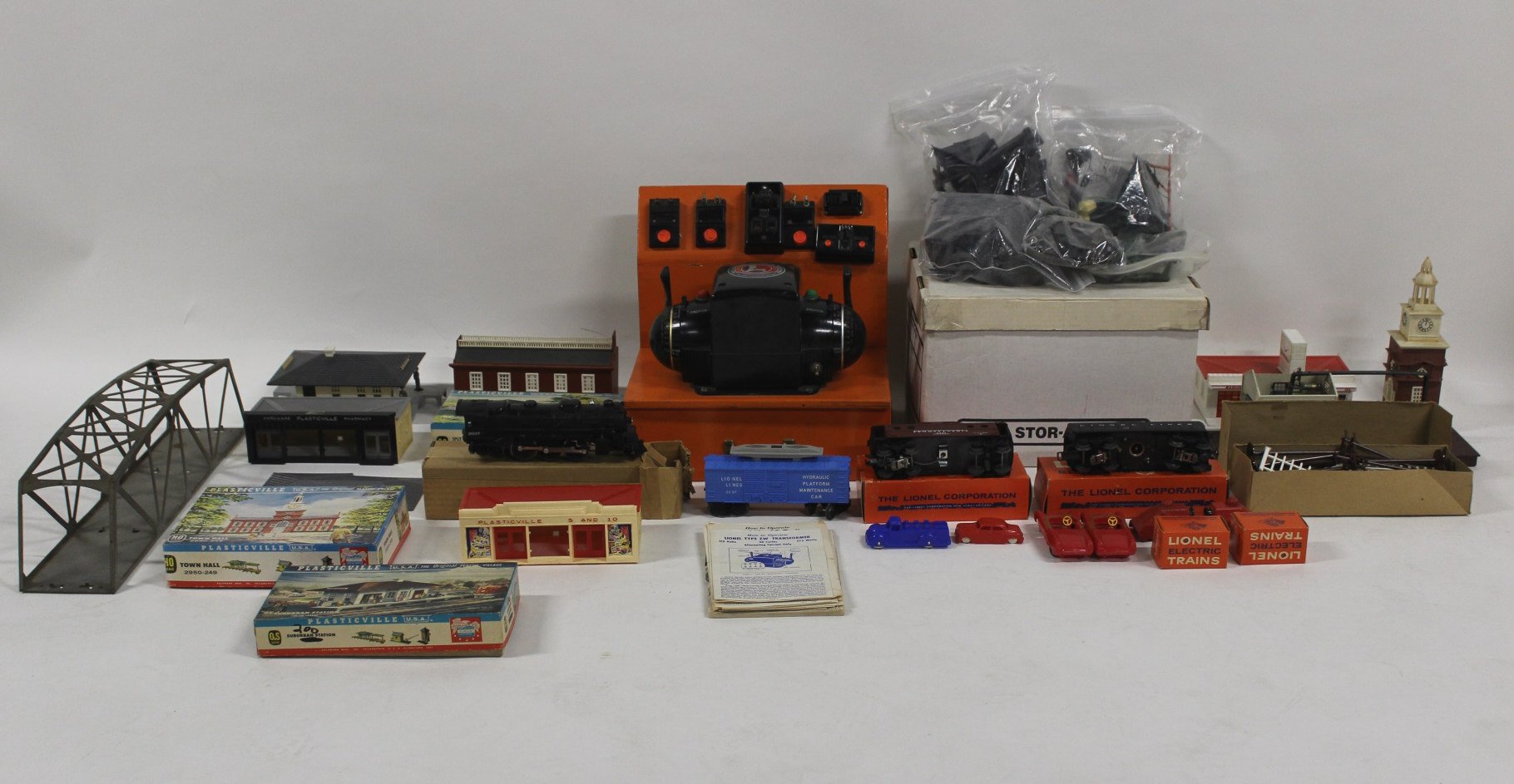 LARGE LOT OF LIONEL TRAINS ACCESSORIES 3b9d0b