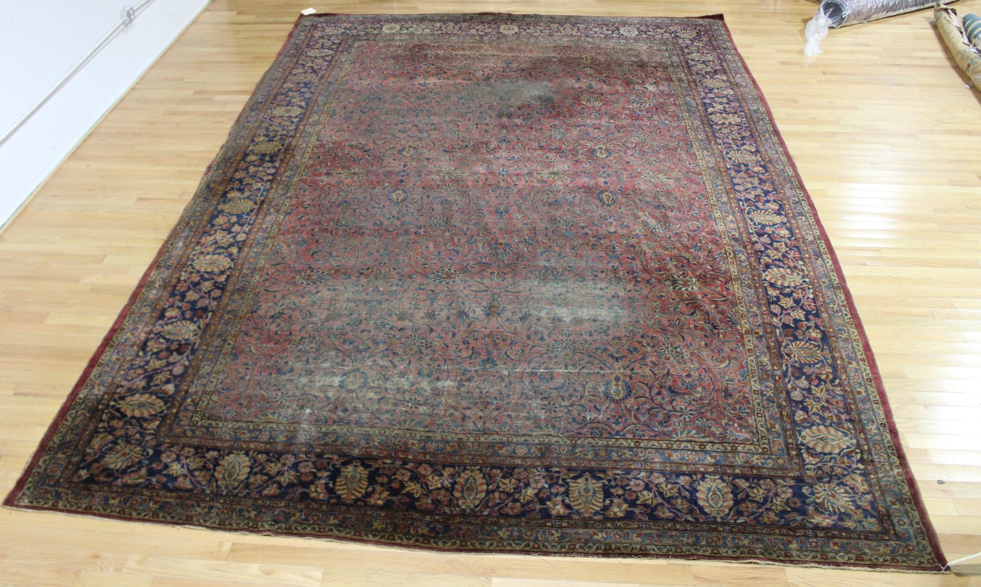 ANTIQUE AND FINELY HAND WOVEN SAROUK