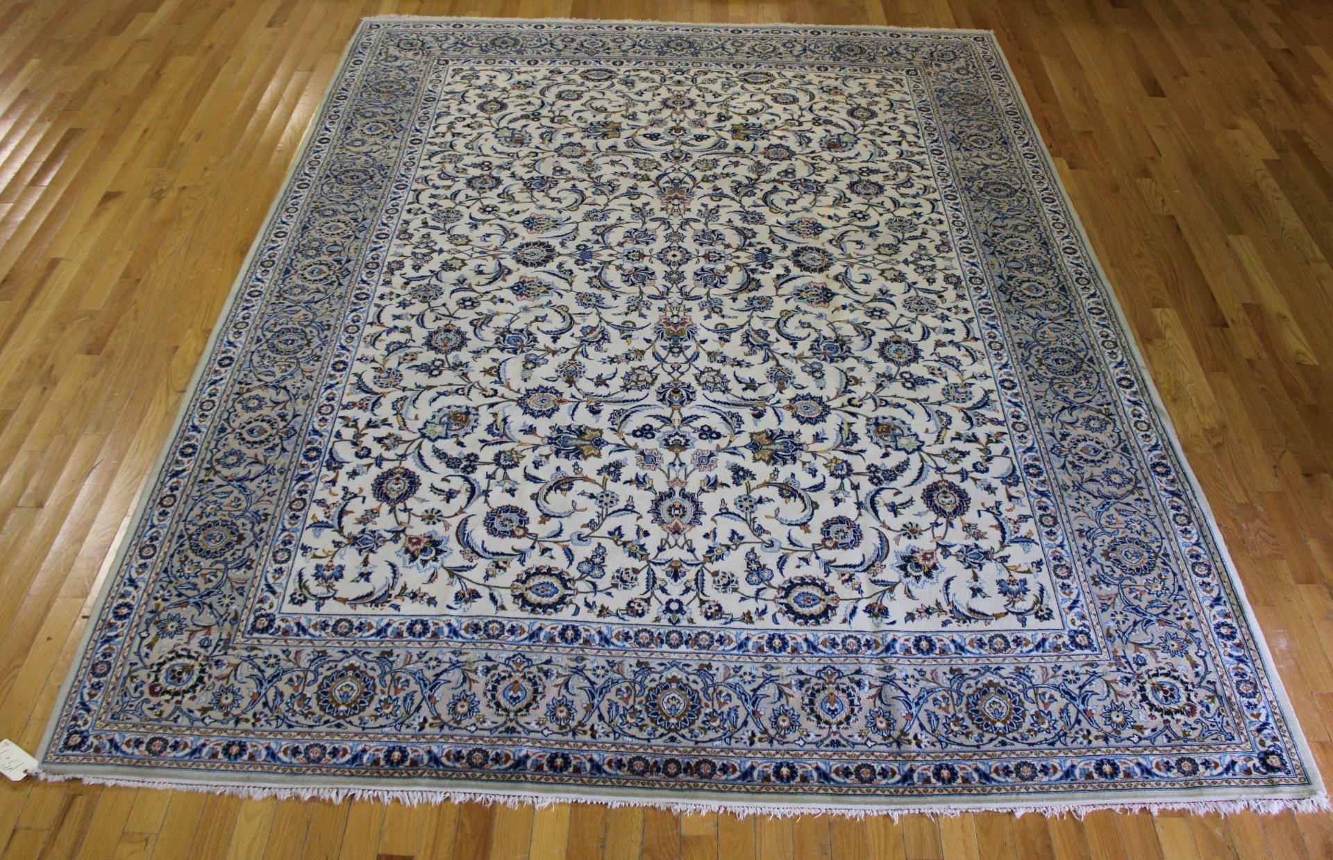 VINTAGE AND FINELY HAND WOVEN CARPET  3b9d94