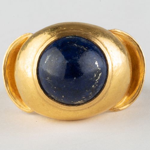 22K GOLD AND LAPIS RINGMarked 'ET.CH./22k'.

Size