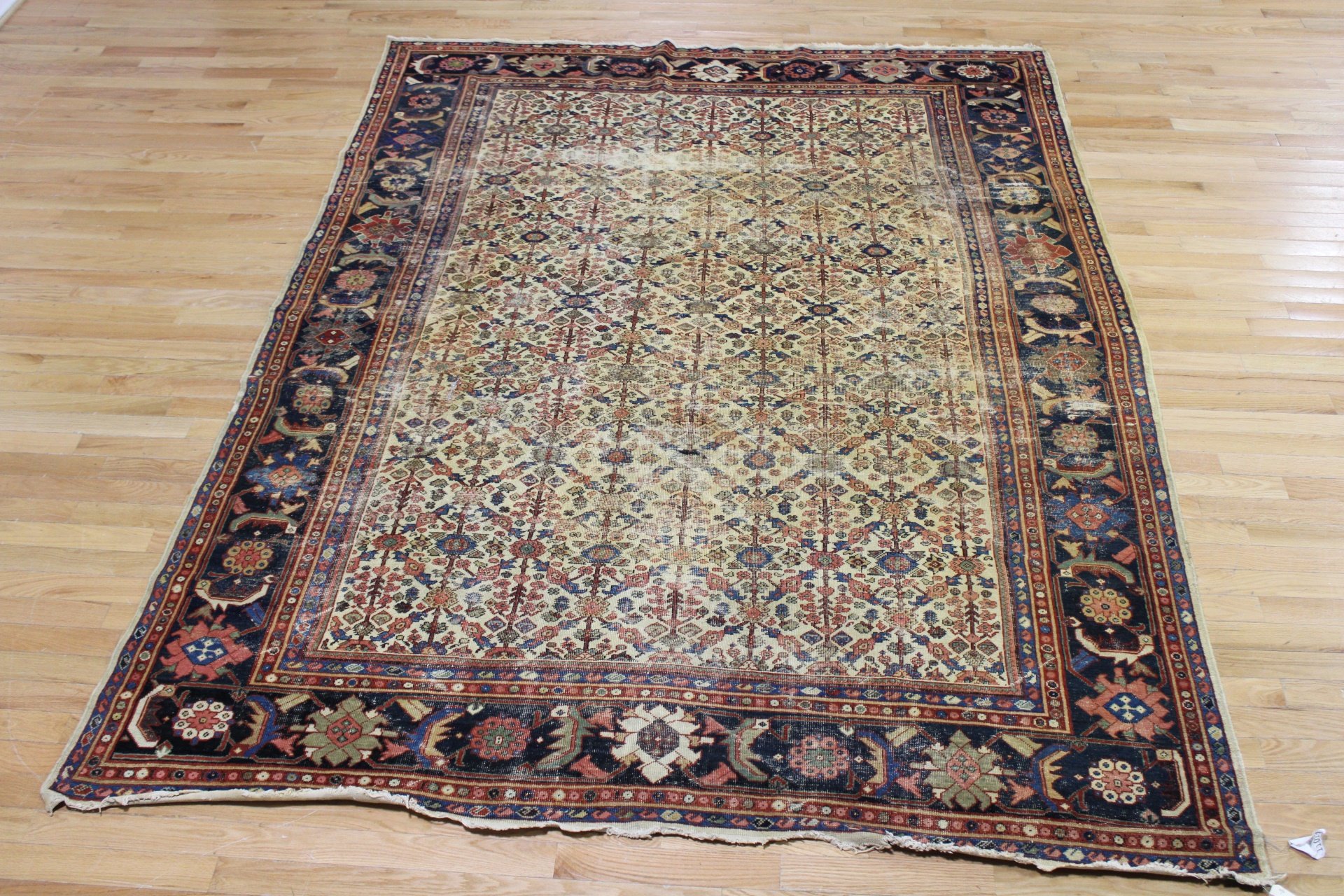 ANTIQUE AND FINELY HAND WOVEN CARPET  3b9dca