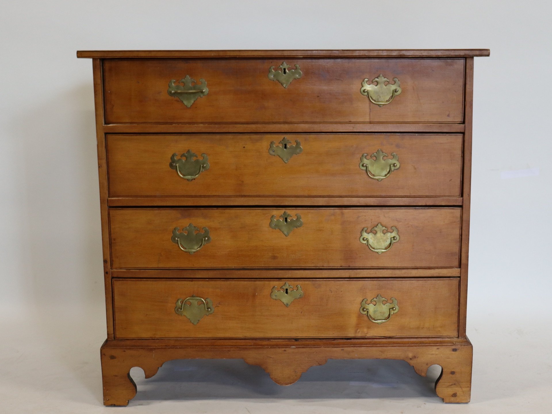 ANTIQUE AMERICAN 4 DRAWER CHEST  3b9ec1