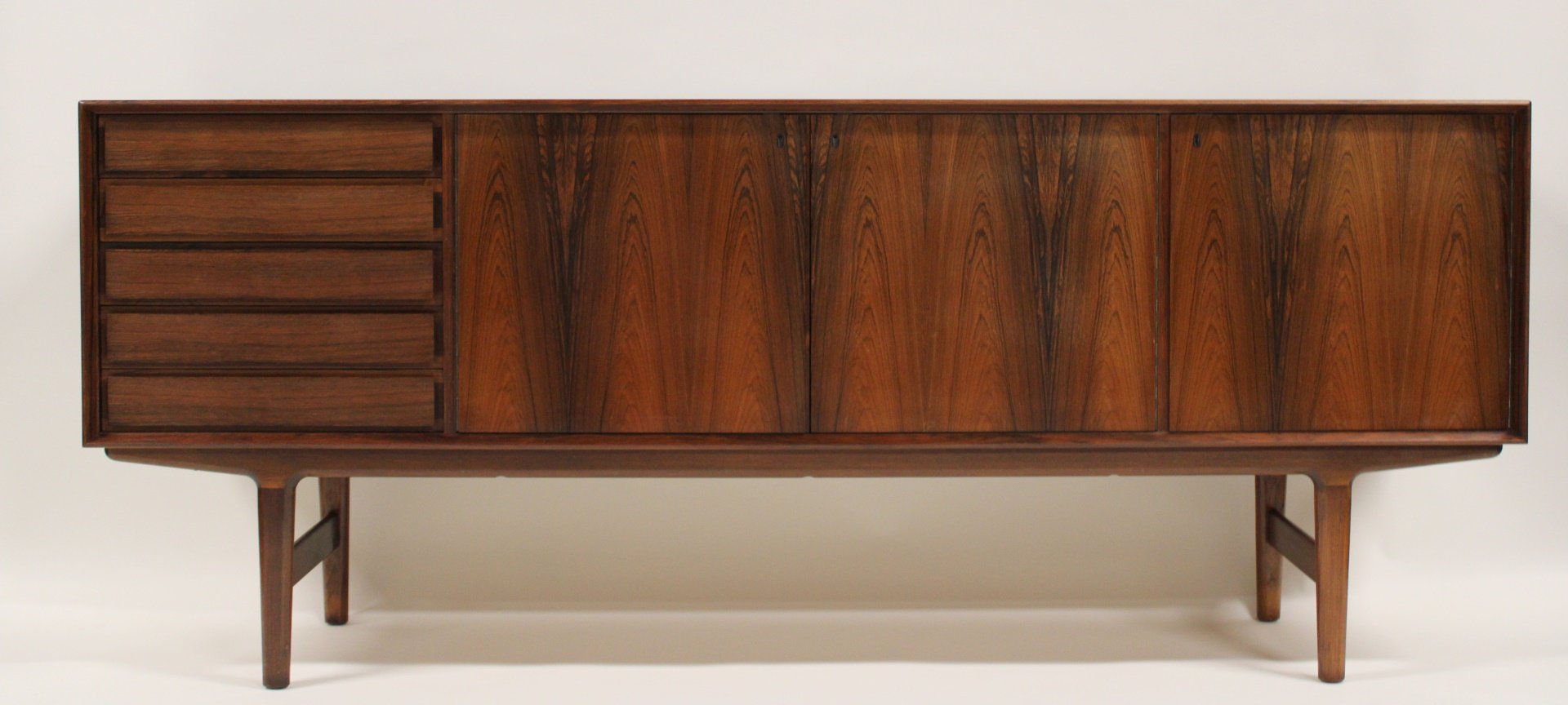 MIDCENTURY MODERN ROSEWOOD SIDEBOARD 3b9ebe