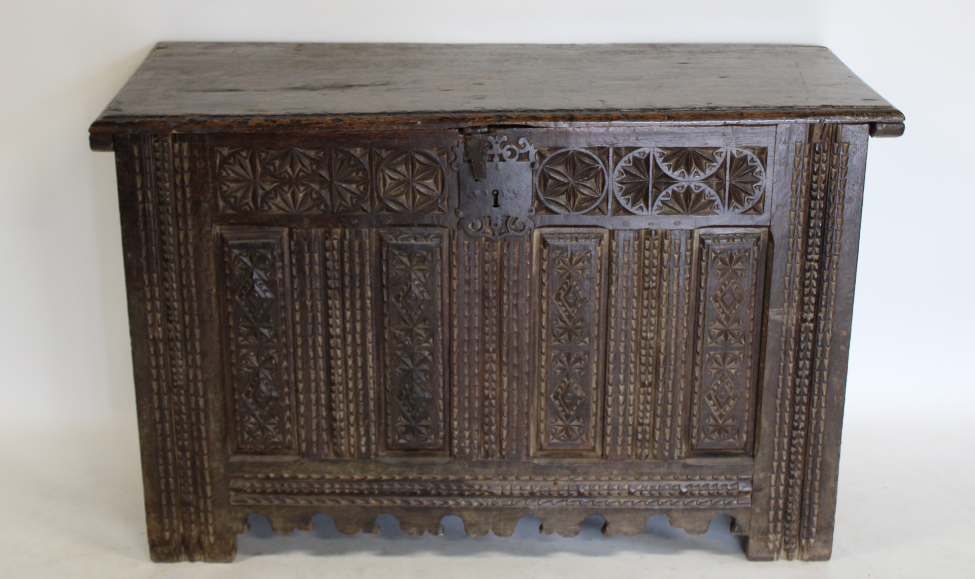 18TH CENTURY HIGHLY & FINELY CARVED