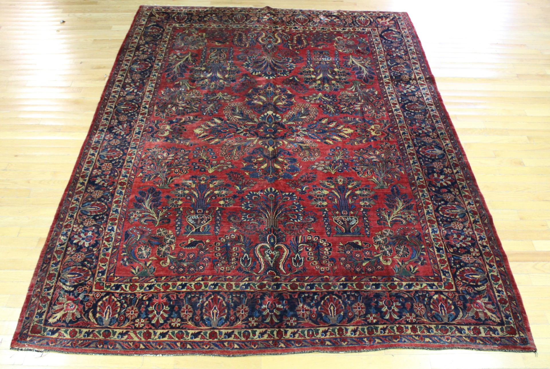 ANTIQUE AND FINELY HAND WOVEN SAROUK