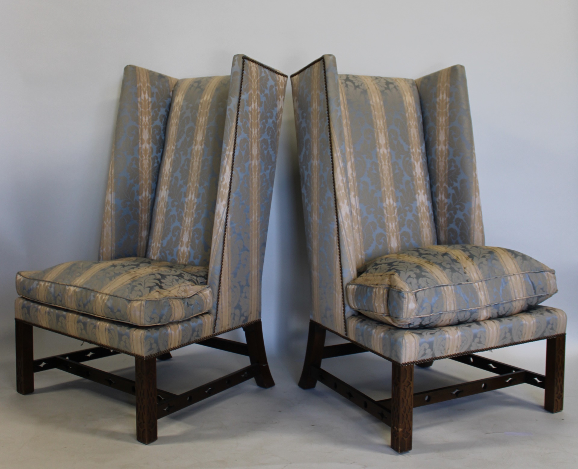 BAKER SIGNED PAIR OF UPHOLSTERED 3ba60e