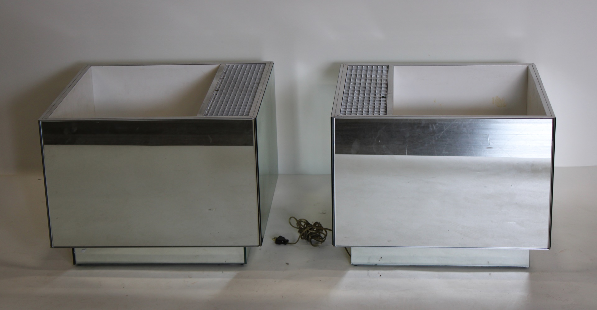 A MIDCENTURY PAIR OF MIRRORED PLANTERS  3ba624