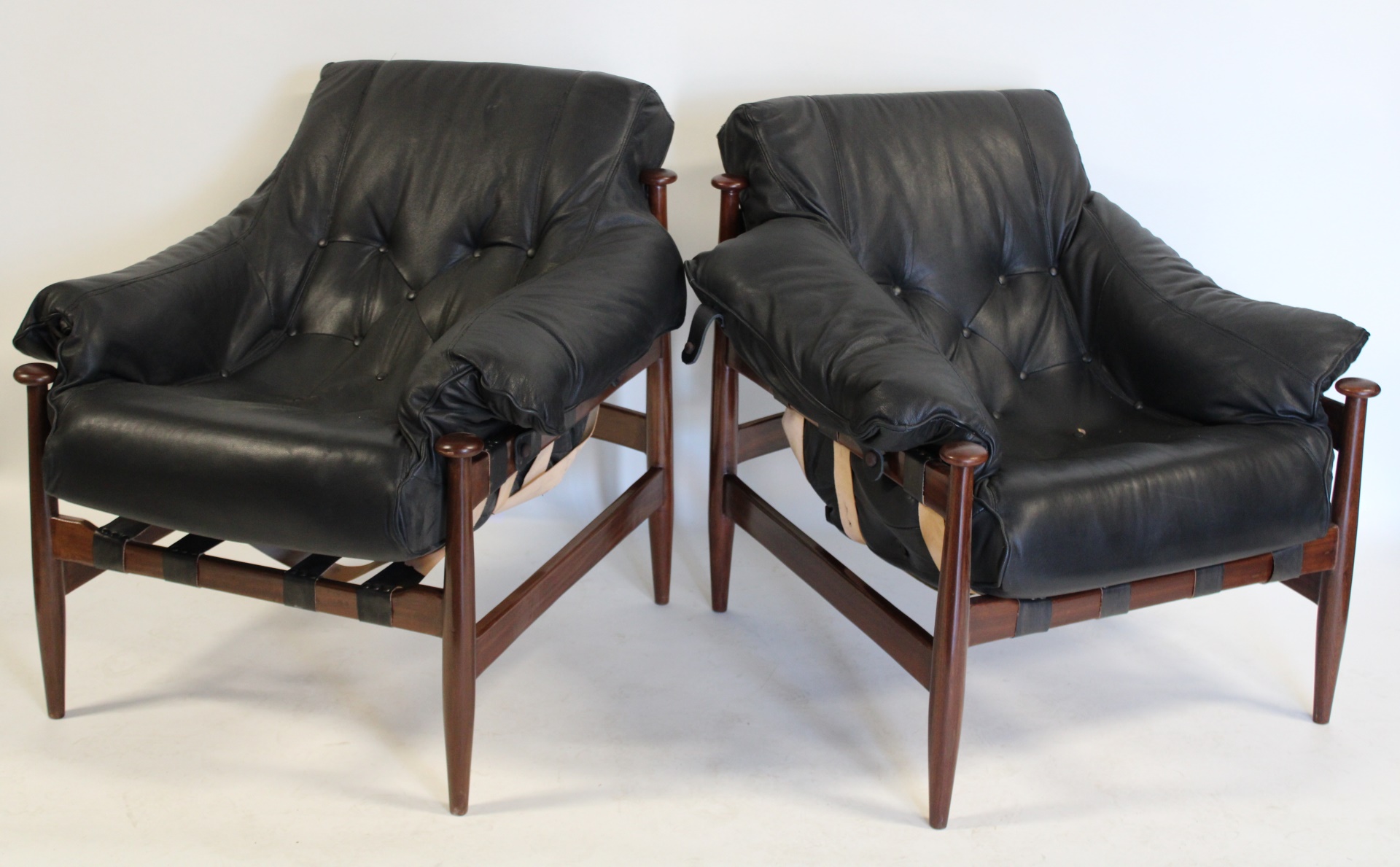 A MIDCENTURY PAIR OF MAHOGANY CHAIRS