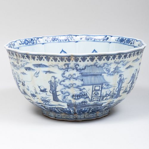 LARGE CHINESE BLUE AND WHITE PORCELAIN