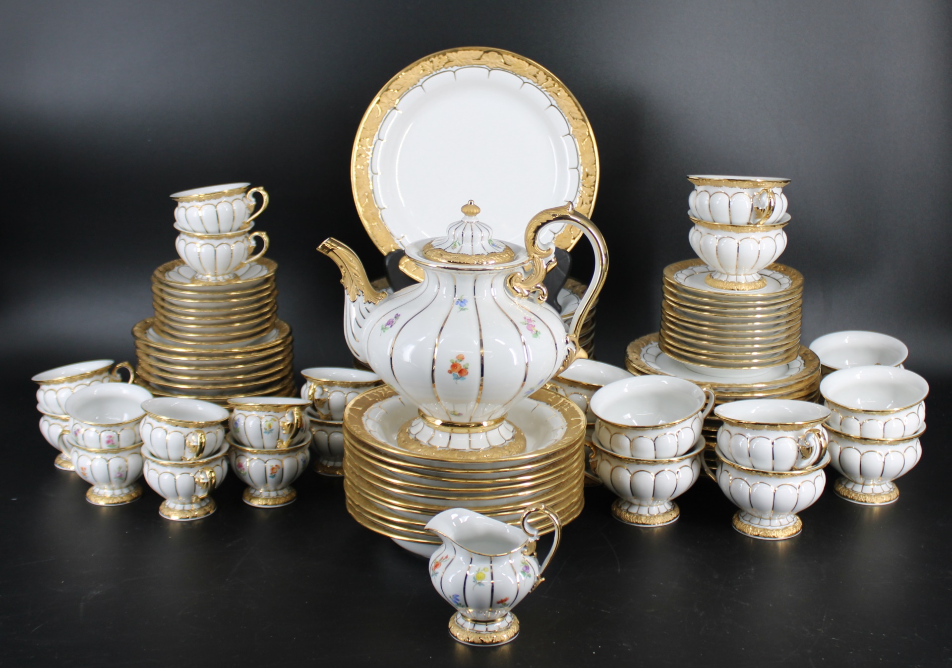 LARGE MEISSEN GOLD LEAF PORCELAIN 3ba88f