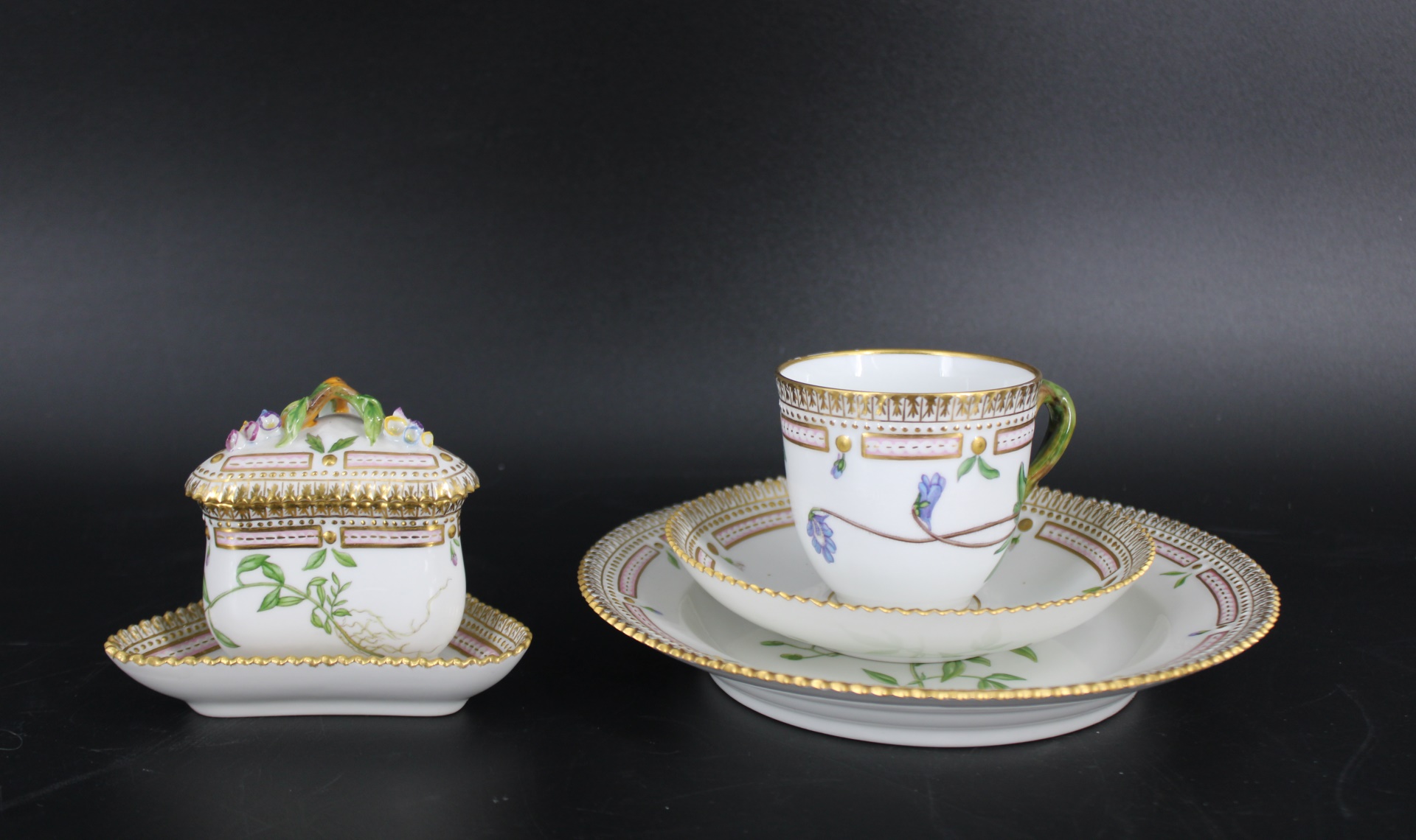 ROYAL COPENHAGEN FLORA DANICA PORCELAIN