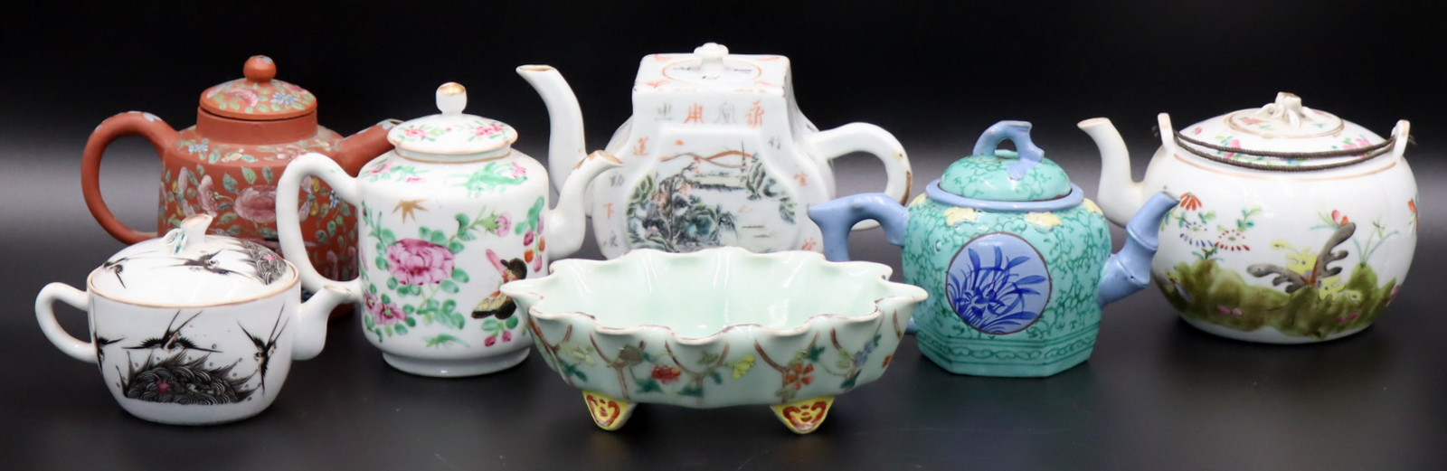 GROUPING OF ANTIQUE CHINESE PORCELAINS  3ba8fd