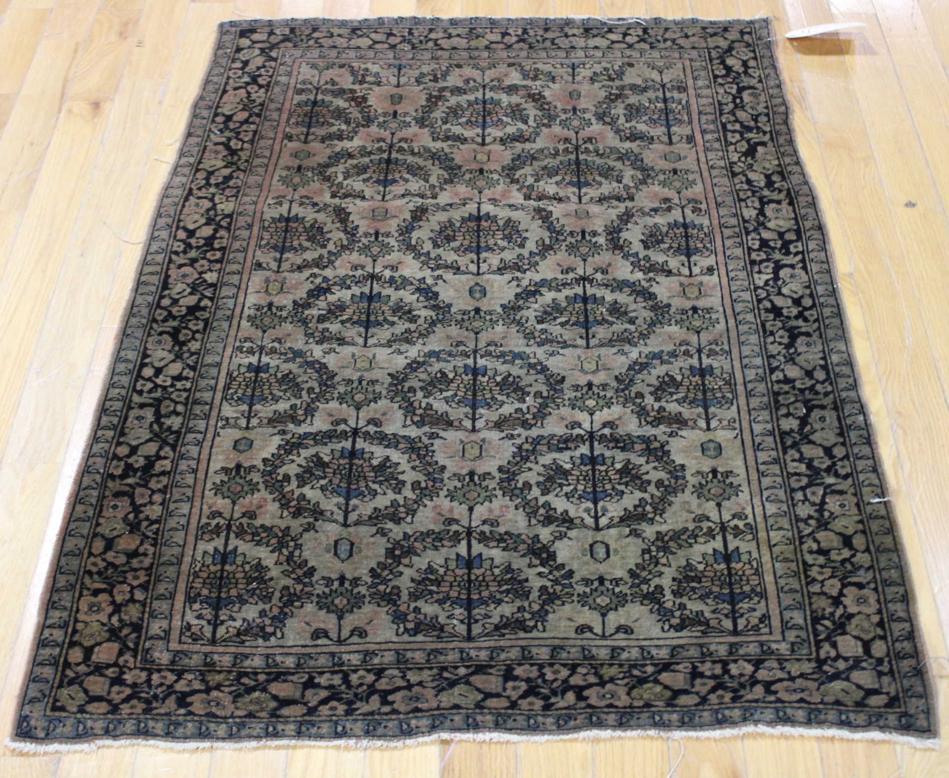 ANTIQUE AND FINELY HAND WOVEN SAROUK