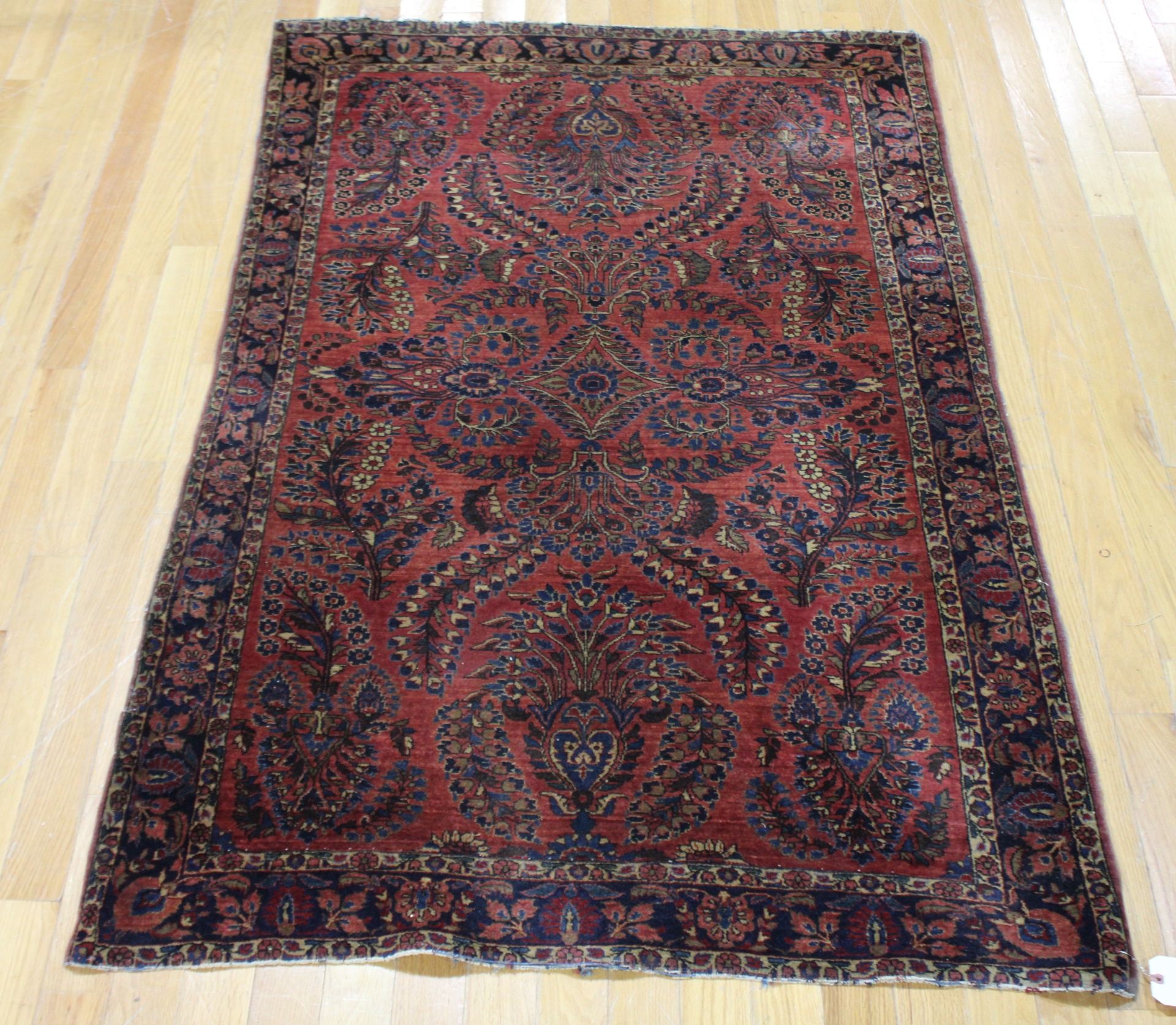 ANTIQUE AND FINELY HAND WOVEN SAROUK