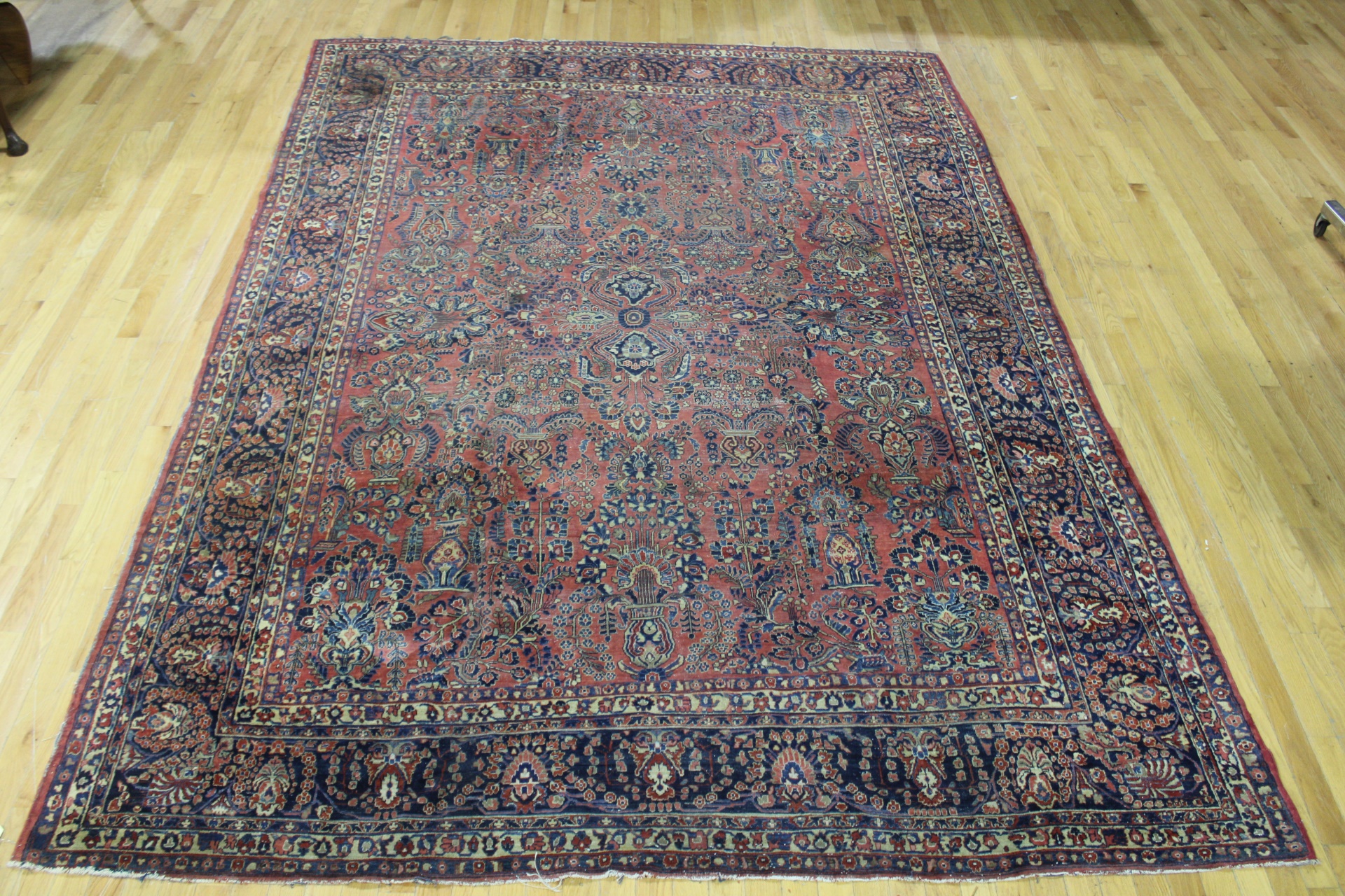 ANTIQUE AND FINELY HAND WOVEN SAROUK