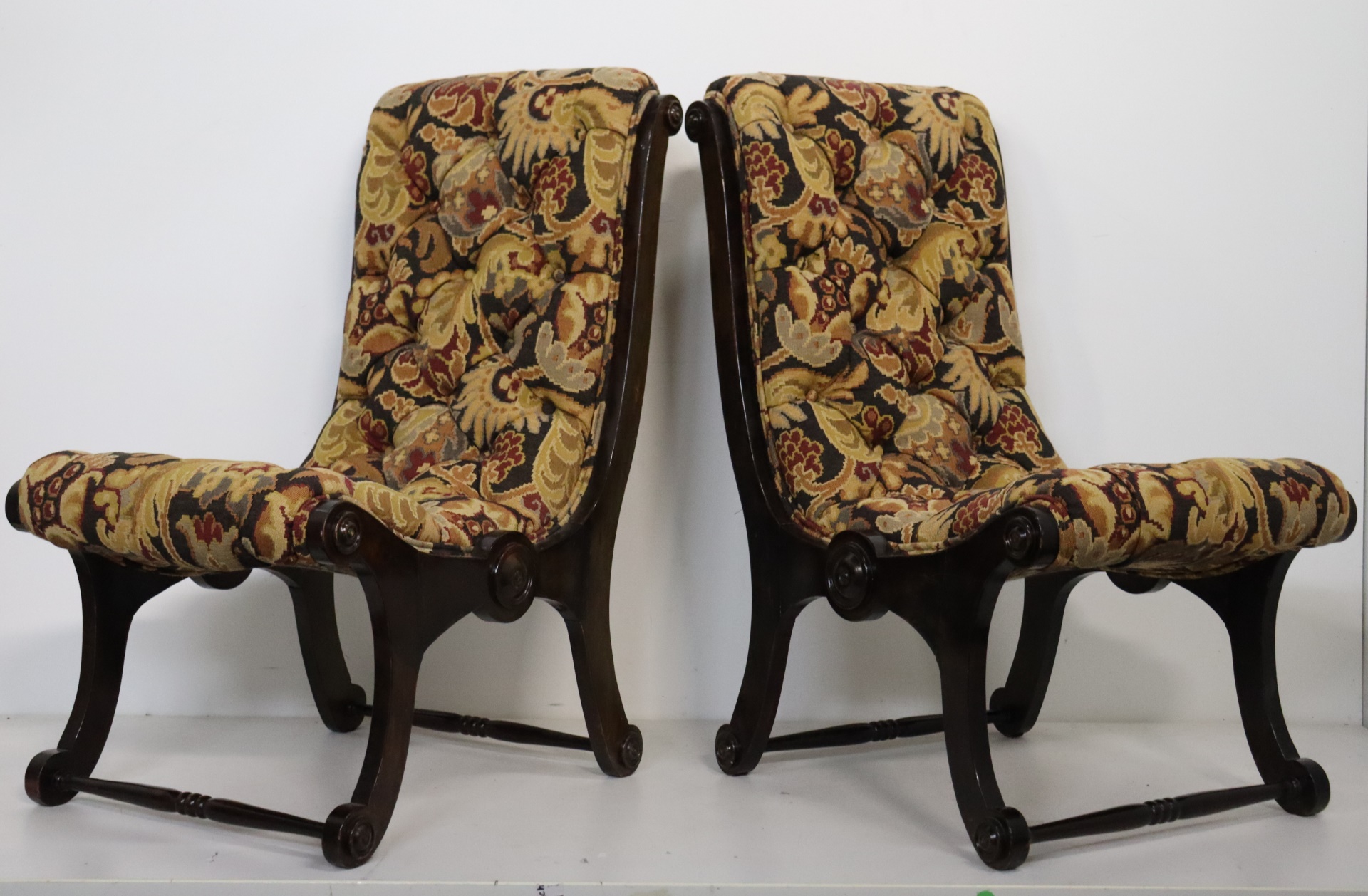 A PAIR OF UPHOLSTERED TUFTED 3b8310