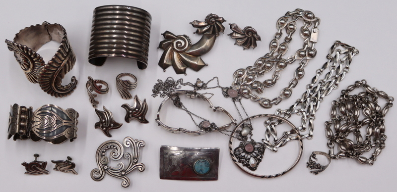 JEWELRY. LARGE GROUPING OF SILVER JEWELRY.