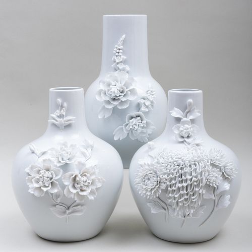 GROUP OF THREE CHINESE PORCELAIN