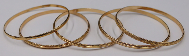 JEWELRY. (5) 18KT GOLD BANGLE BRACELETS.