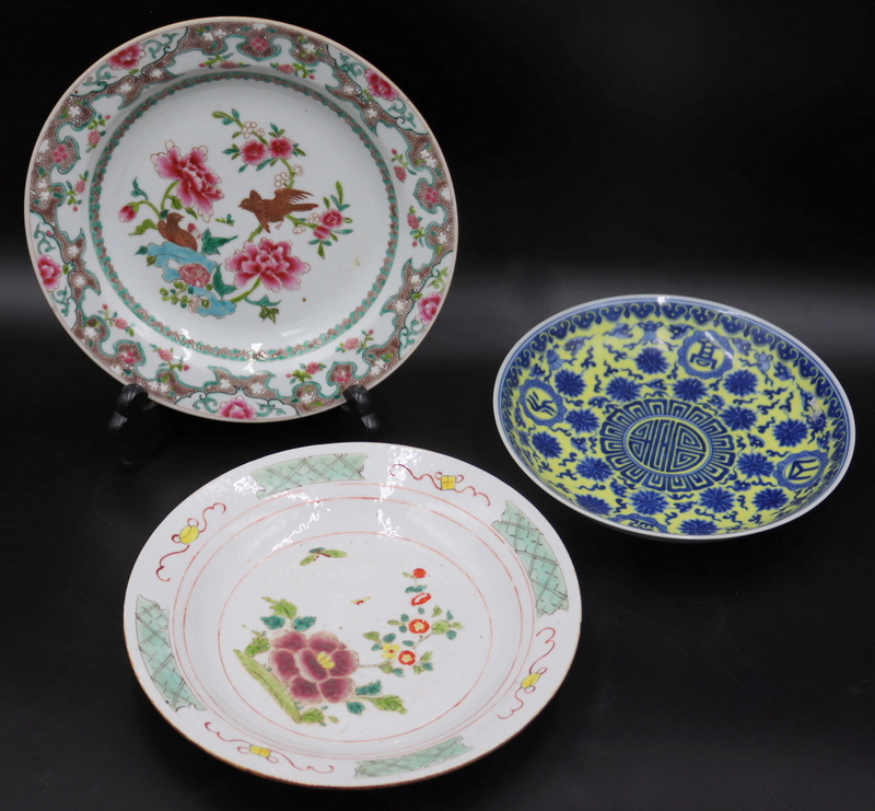  3 CHINESE ENAMEL DECORATED PORCELAIN 3b88fd