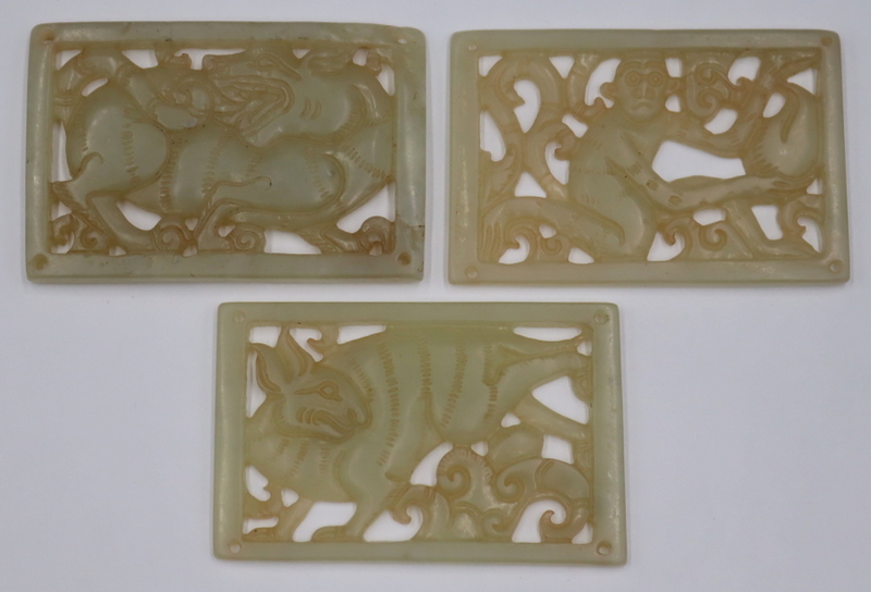  3 CARVED JADE PLAQUES OF ANIMALS  3b891f