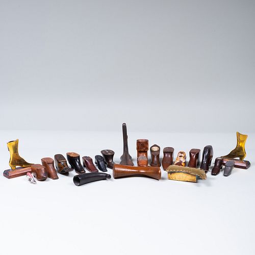 LARGE GROUP OF SHOE FORM SNUFF BOXES