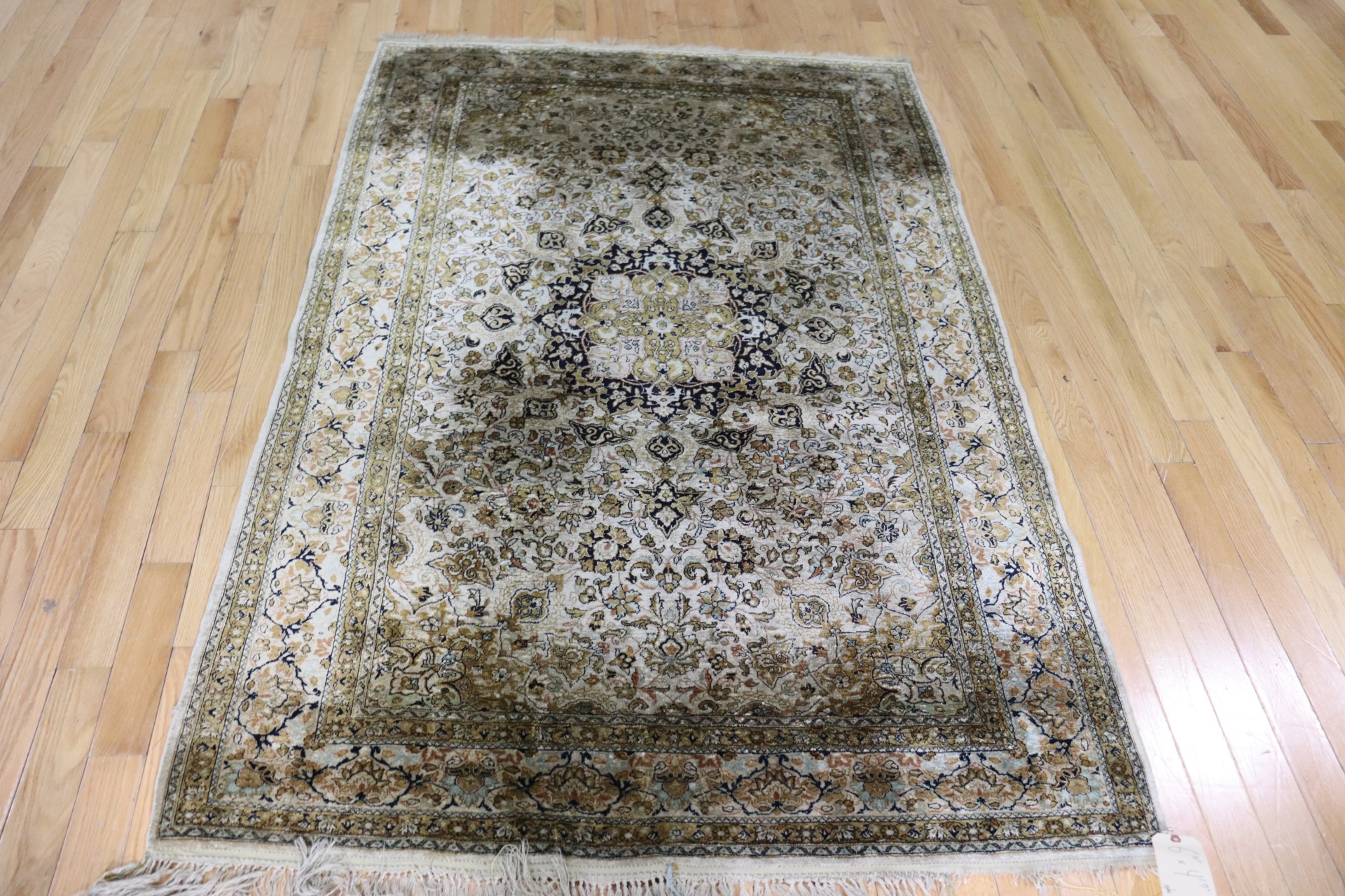 VINTAGE AND FINELY HAND WOVEN CARPET  3b8994