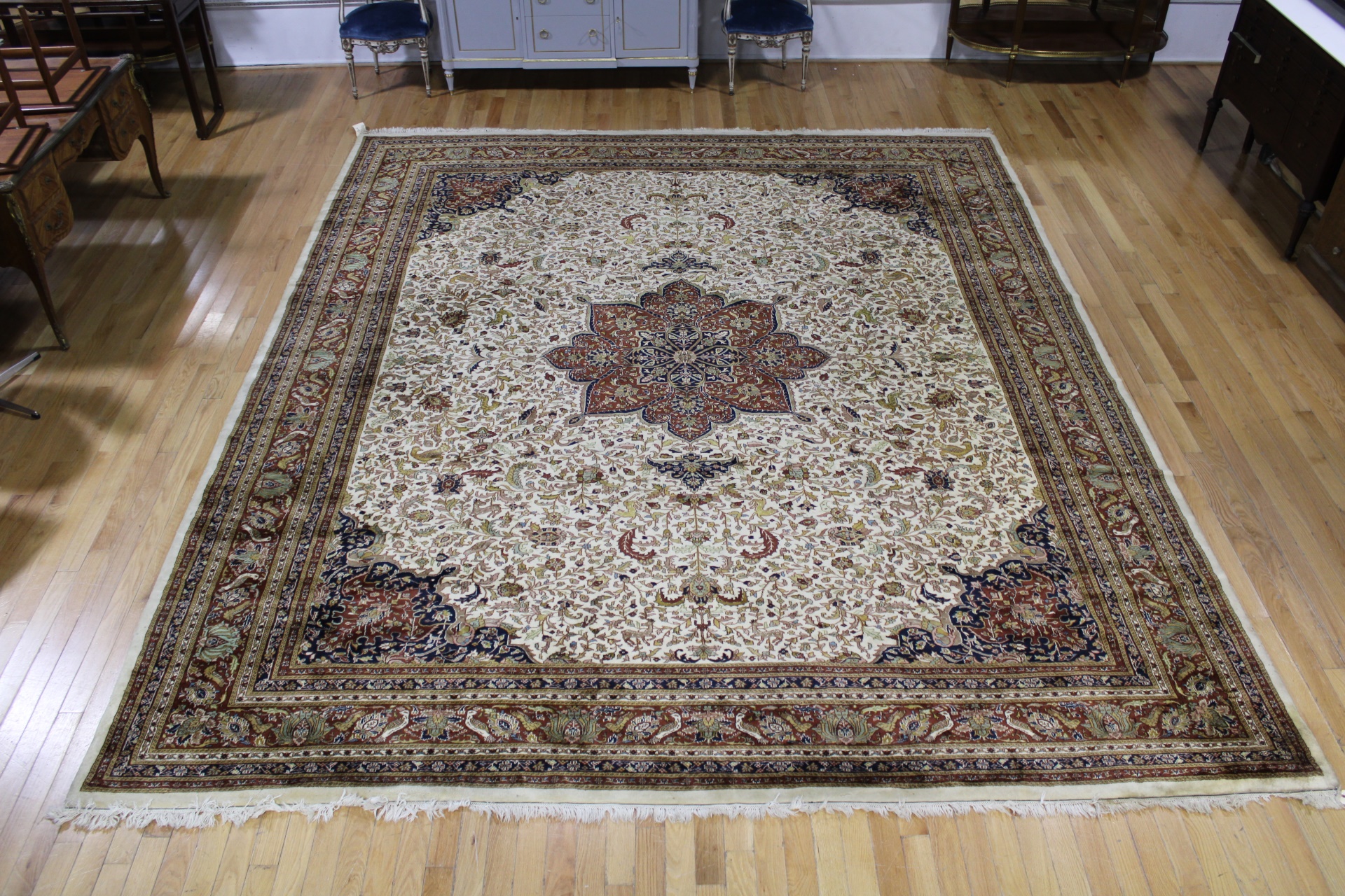 VINTAGE AND FINELY HAND WOVEN CARPET  3b8990