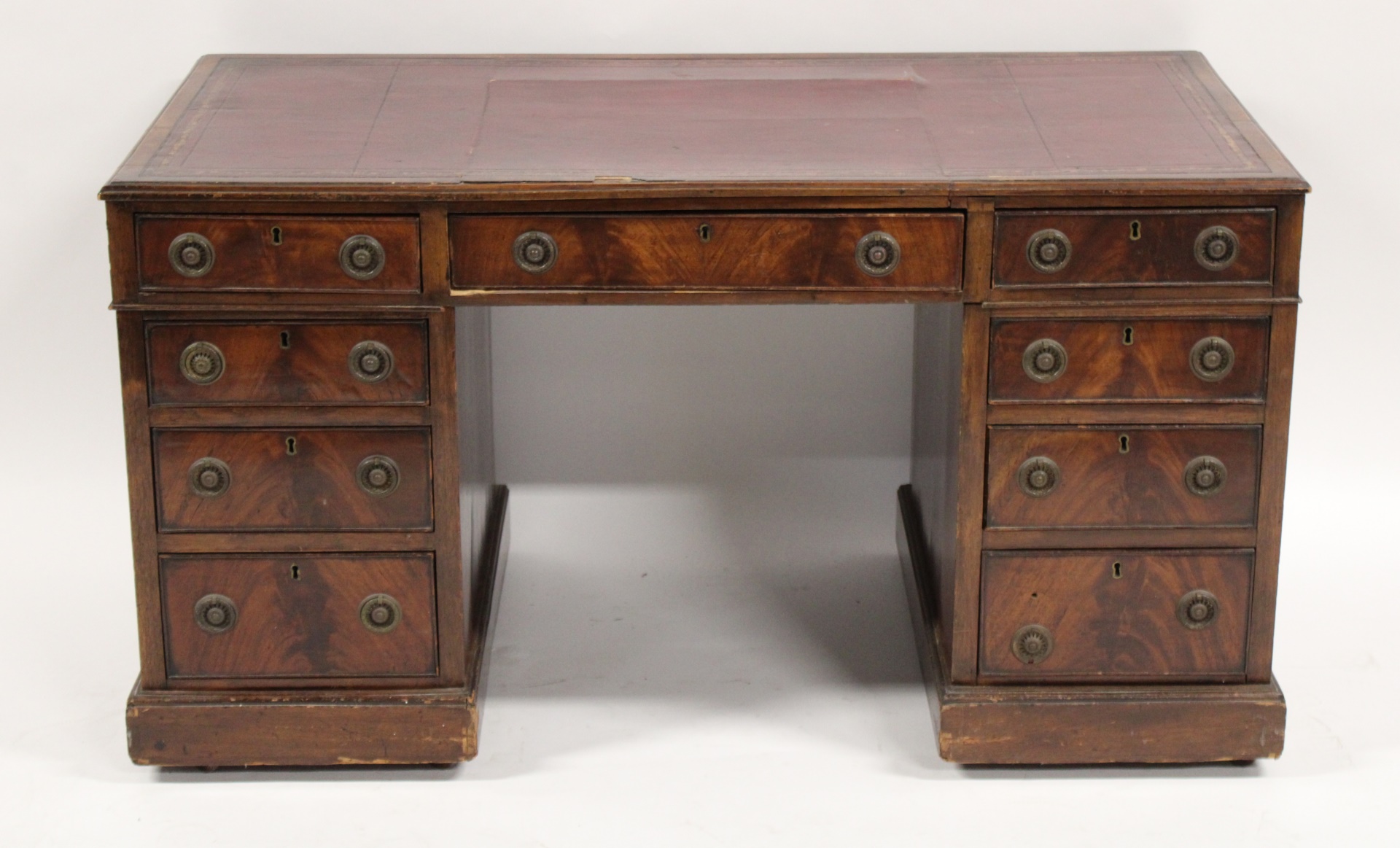 ANTIQUE MAHOGANY LEATHERTOP DESK.