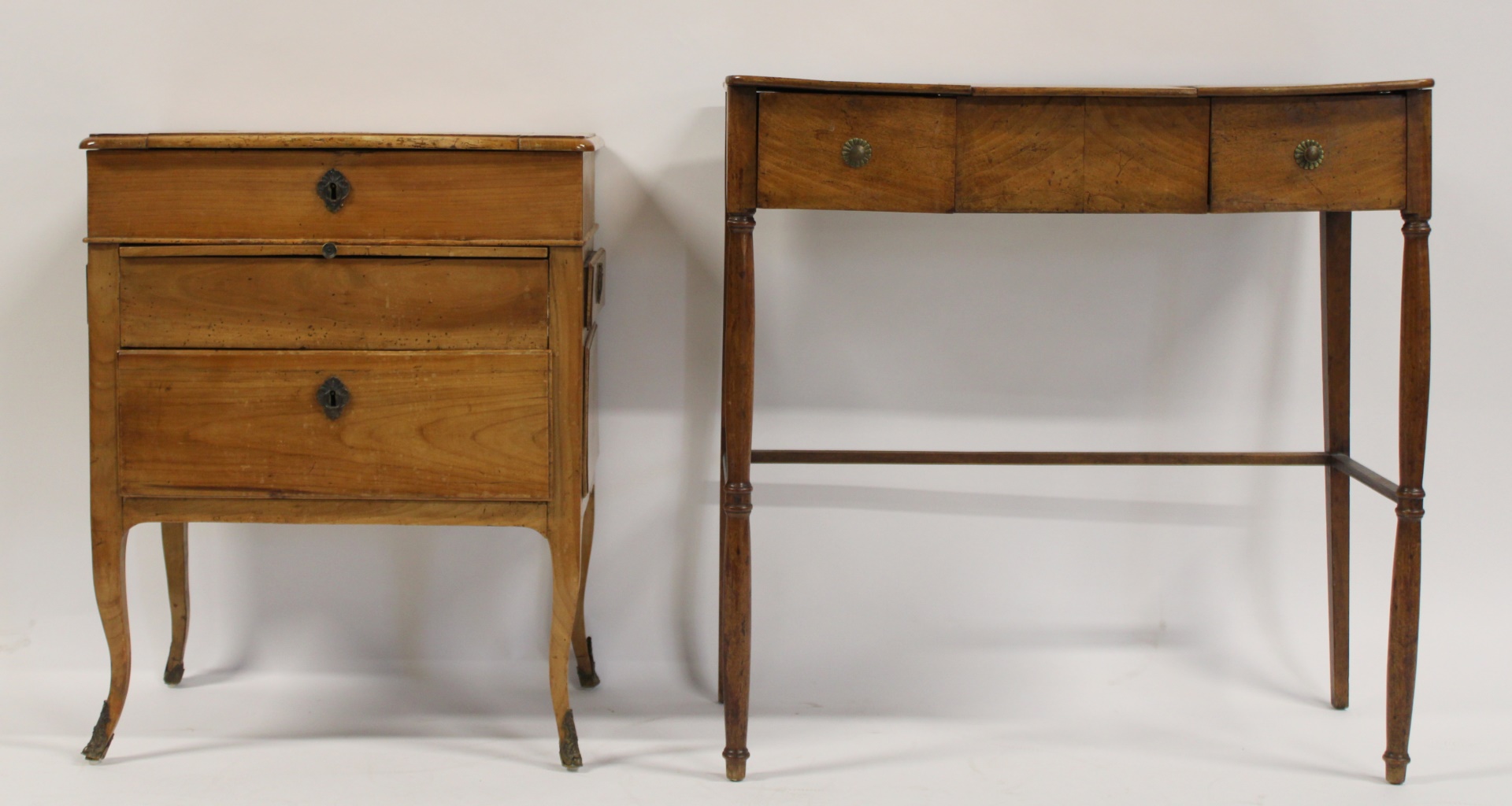 2 PIECES OF ANTIQUE FRENCH FURNITURE.