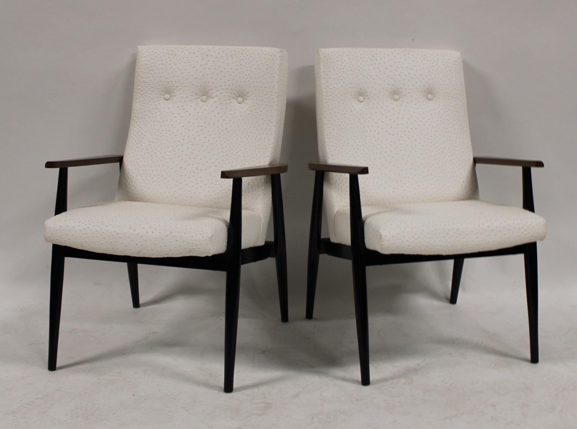 A PAIR MIDCENTURY STYLE ARM CHAIRS  3b8a75