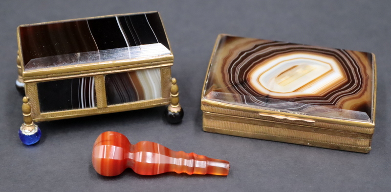 COLLECTION OF BANDED AGATE OBJETS