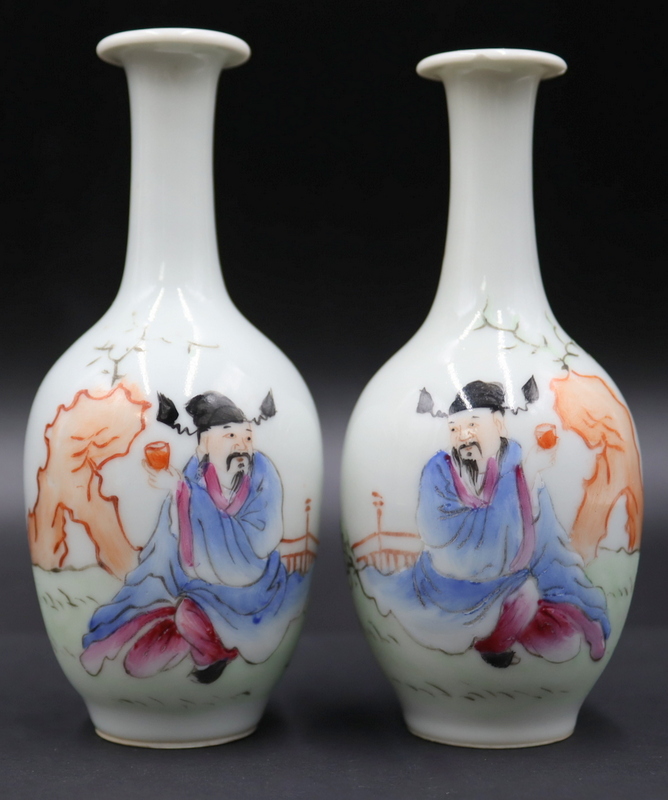 PAIR OF SIGNED CHINESE FAMILLE 3b8d44