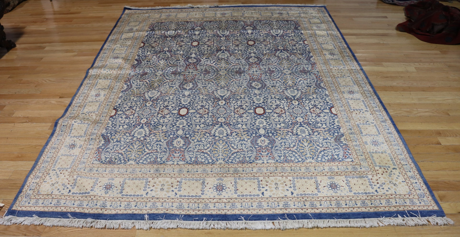 VINTAGE AND FINELY HAND WOVEN CARPET  3b8d57