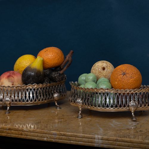 LARGE GROUP OF MODELS OF FRUITIncluding Lemons Pears Peaches Apples Grapes The 3b8eba