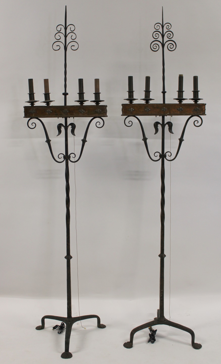 AN ANTIQUE PAIR OF WROUGHT IRON 3b8fbb
