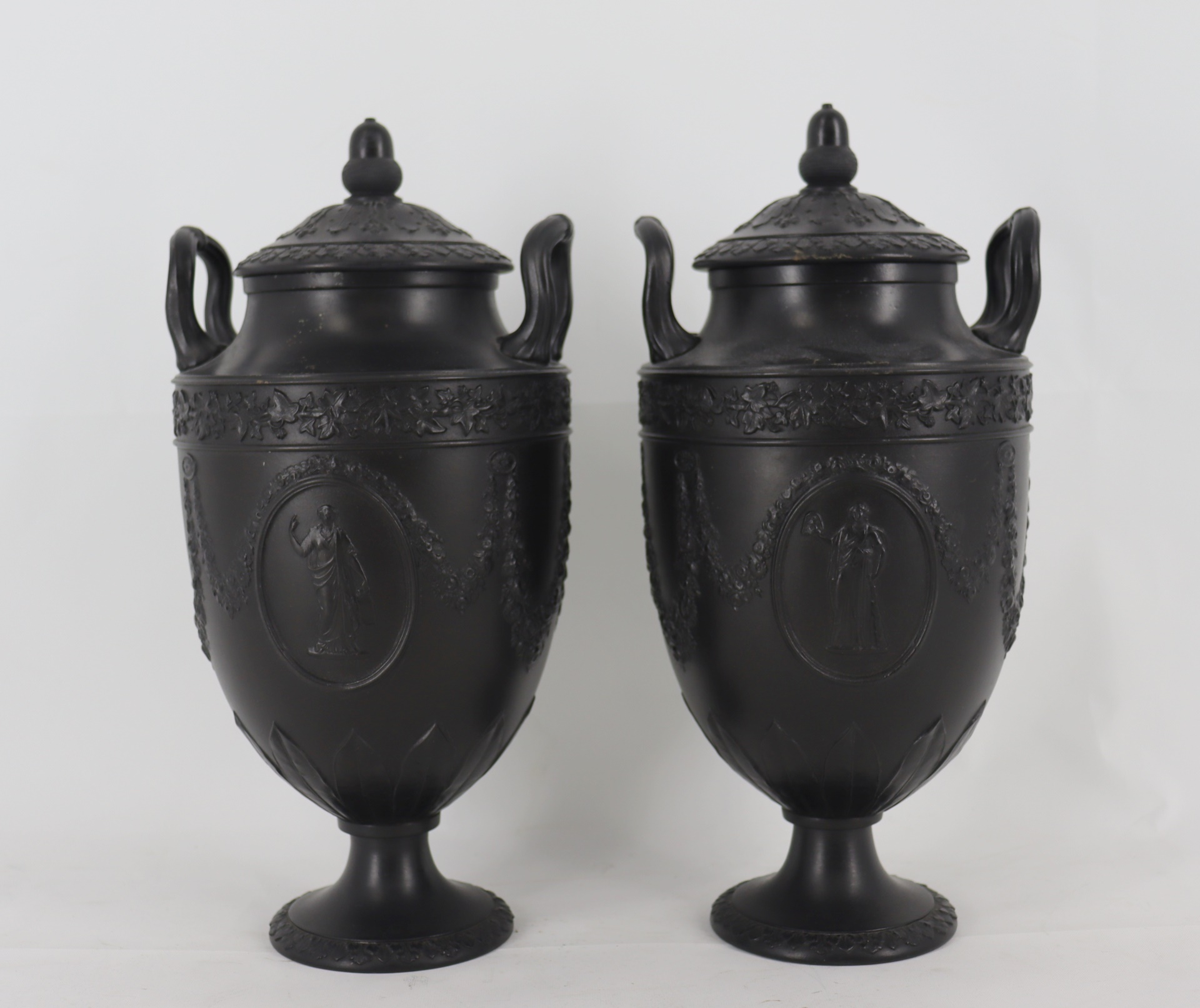 A PAIR OF WEDGWOOD BASALT LIDDED 3b8fec