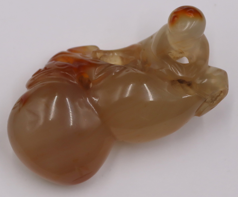 CHINESE CARVED AGATE PENDANT OF 3b907a